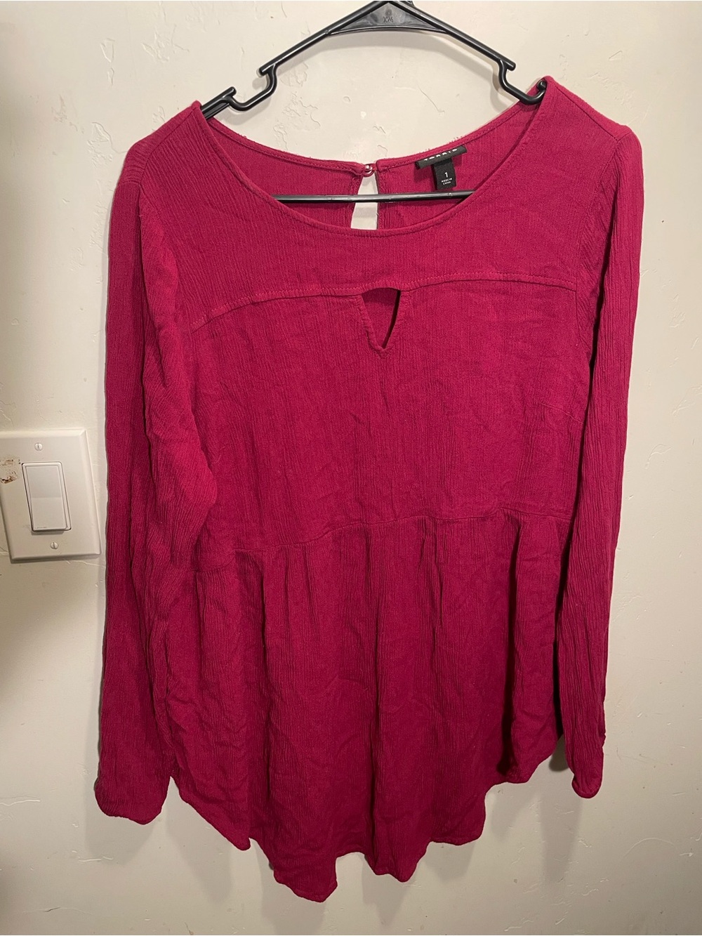 Women's burgundy‎ Long-Sleeve Keyhole Top